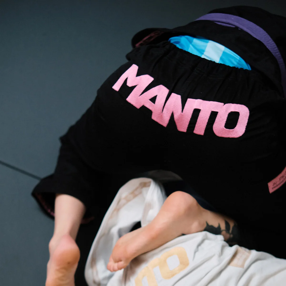 BJJ Gi Manto Rise 2.0 Negro-rosa  - Image 15