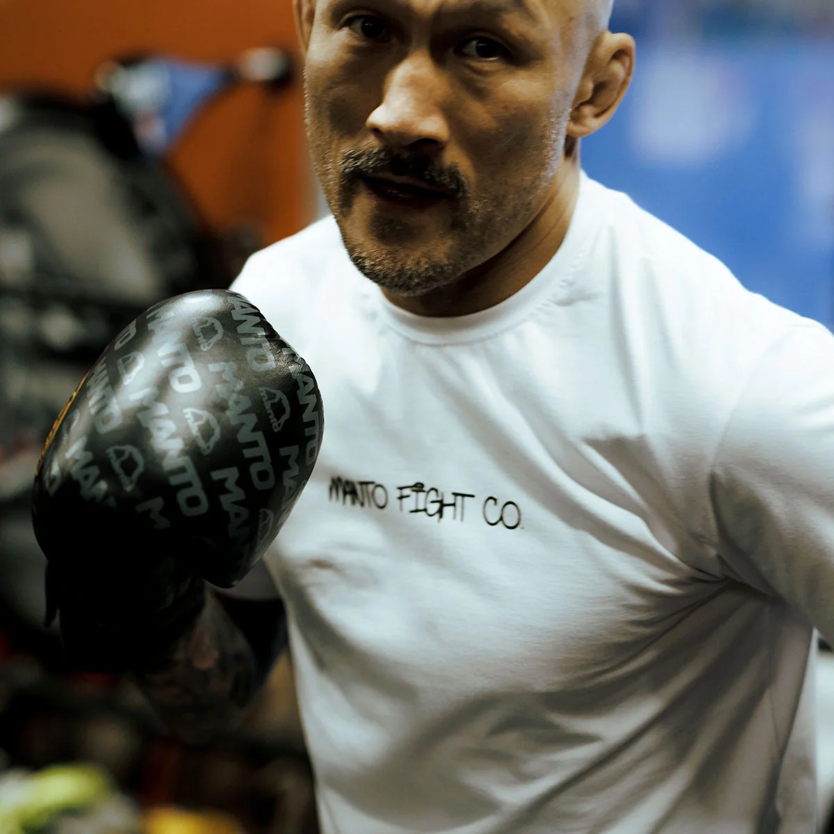 Camiseta Manto x KTOF Gloves Blanco  - Image 4