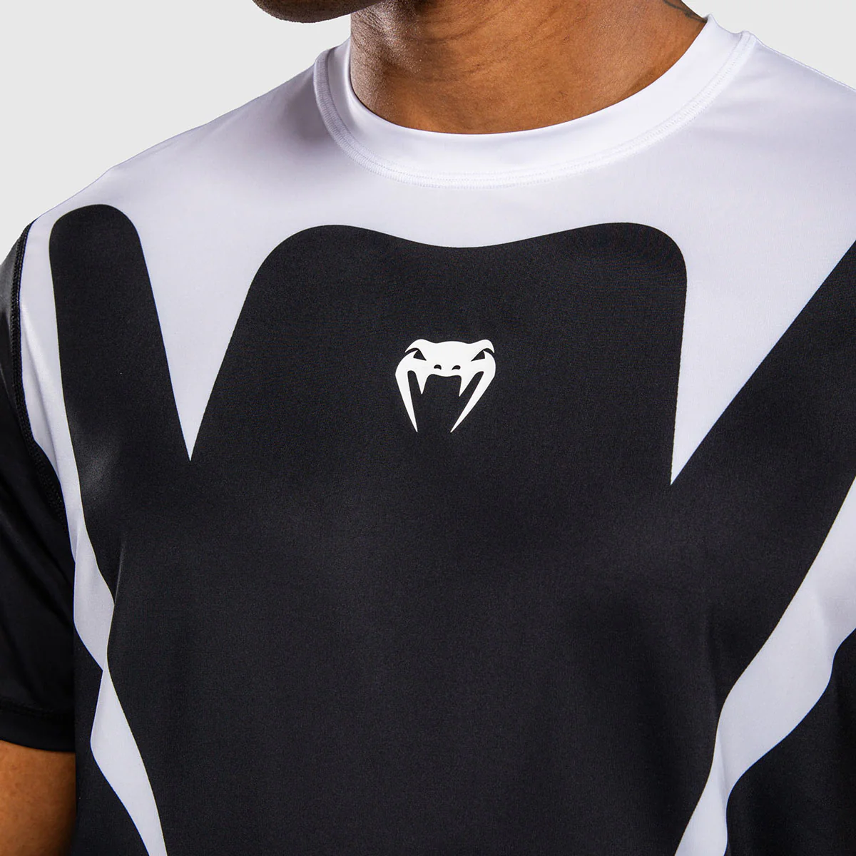 Camiseta Venum Attack 90 Dry Tech Negro-blanco  - Image 5