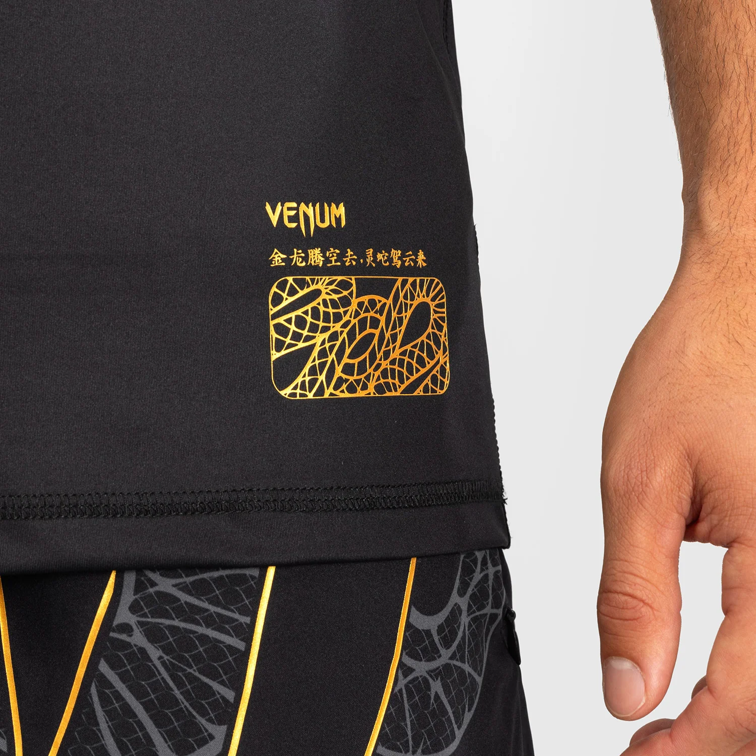 Camiseta Venum Serpenti Dry Tech Negro  - Image 5
