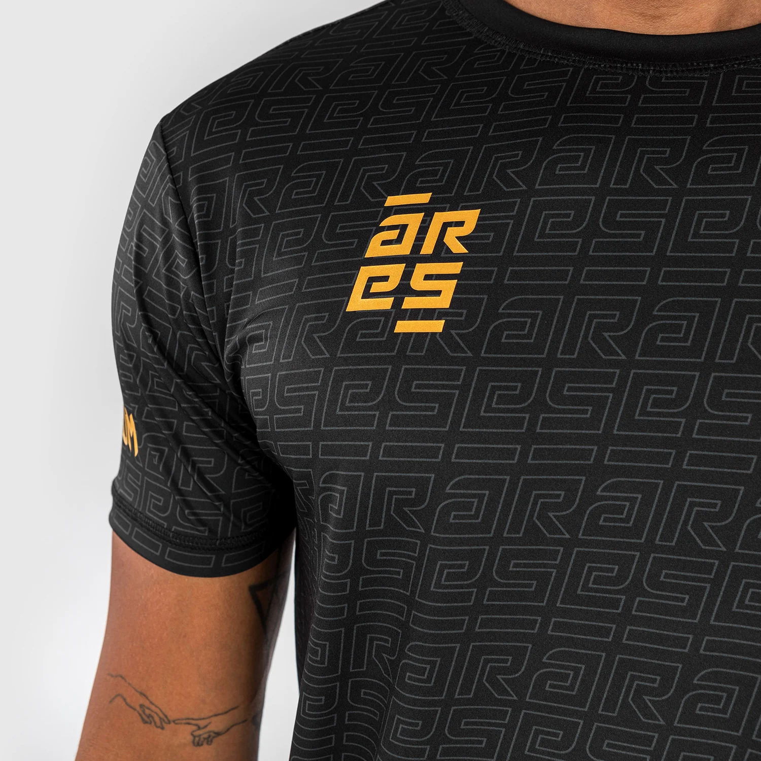 Camiseta Venum X Ares 2.0 Dry Tech Negro-oro  - Image 5