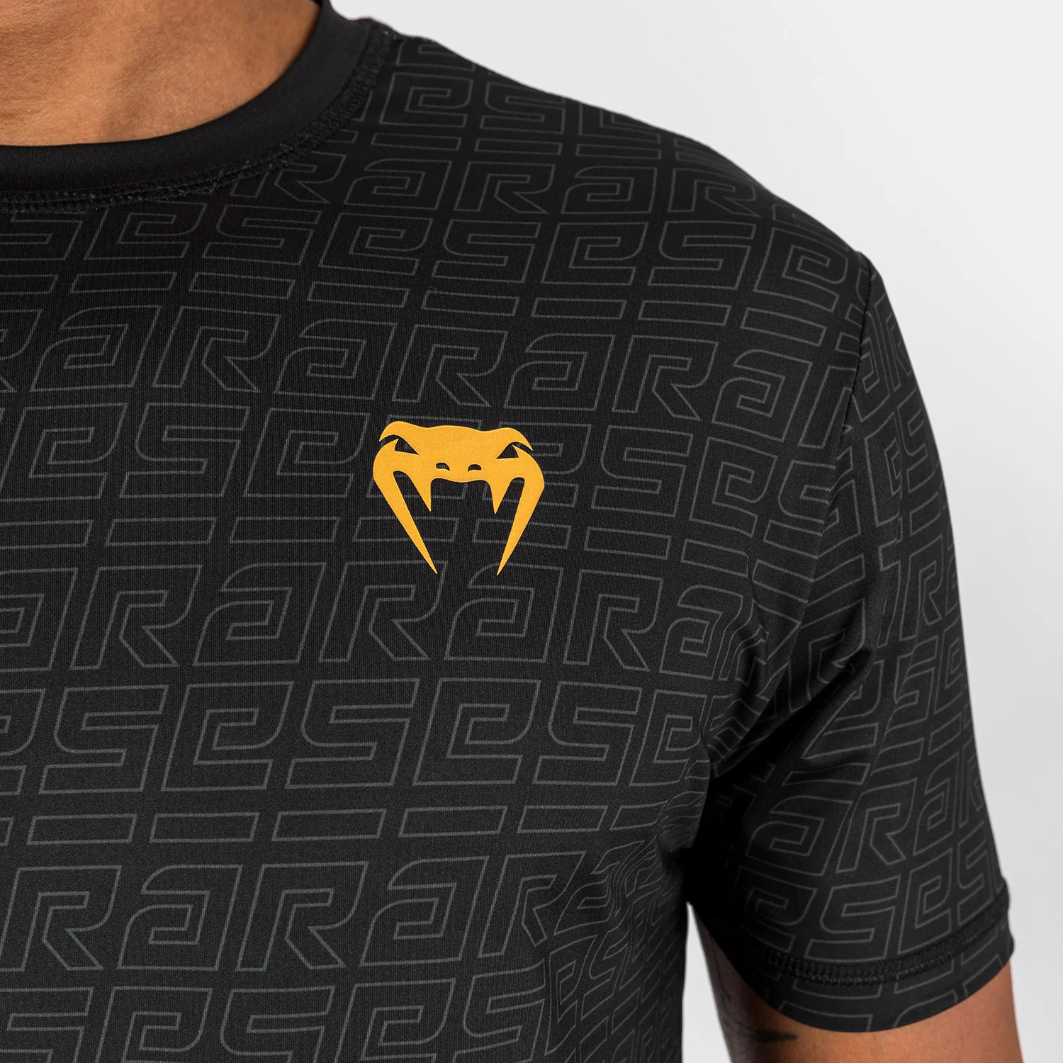 Camiseta Venum X Ares 2.0 Dry Tech Negro-oro  - Image 6