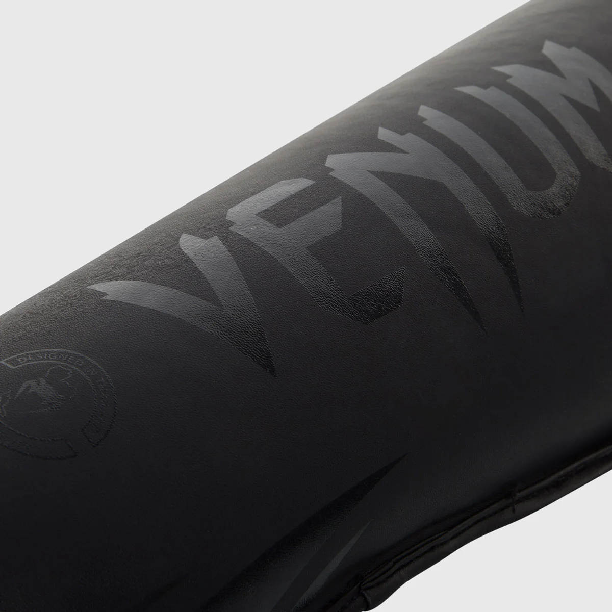 Espinilleras con Parapiede Venum Challenger Negro Black  - Image 6