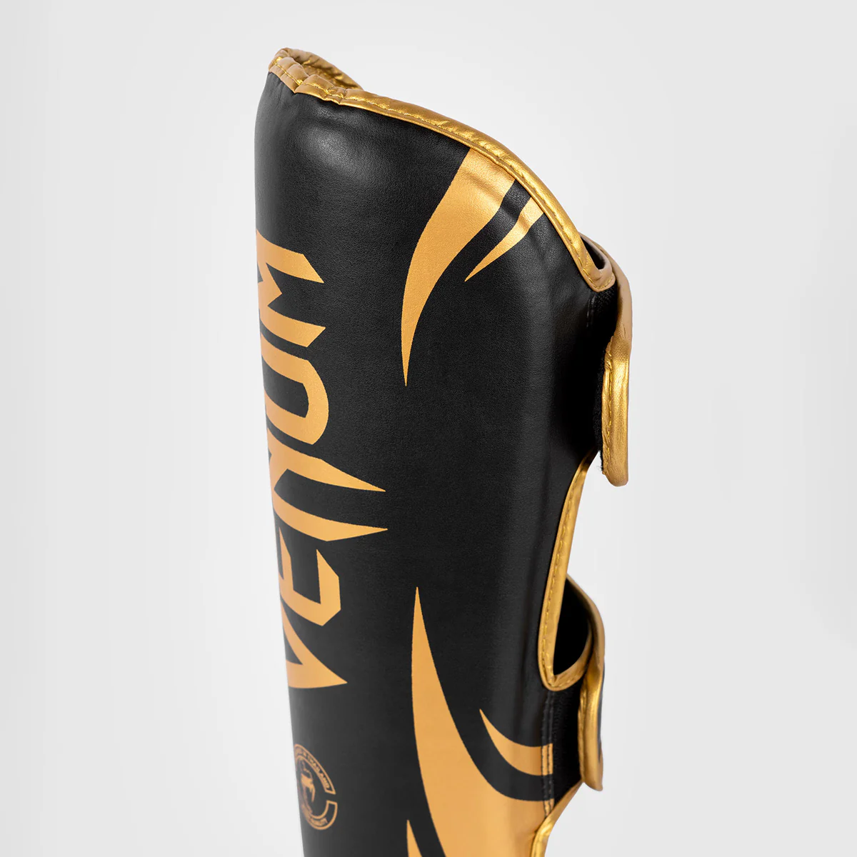 Espinilleras Venum Challenger Negro-oro  - Image 5