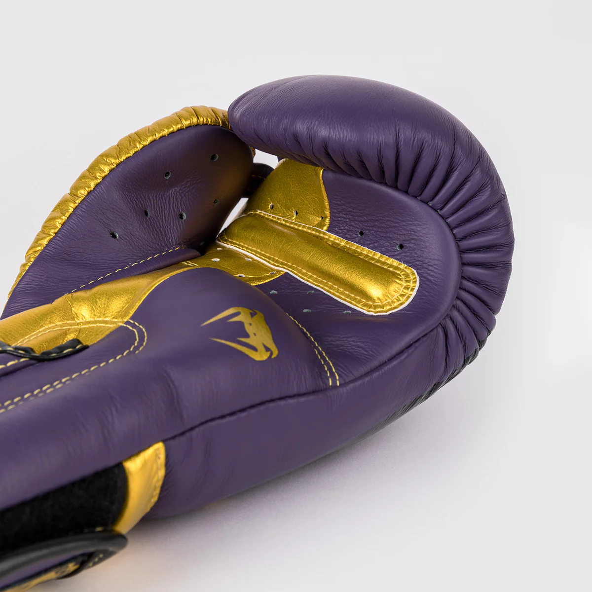 Guantes de boxeo Venum Giant 3.0 Edición Especial Violeta-oro  - Image 2