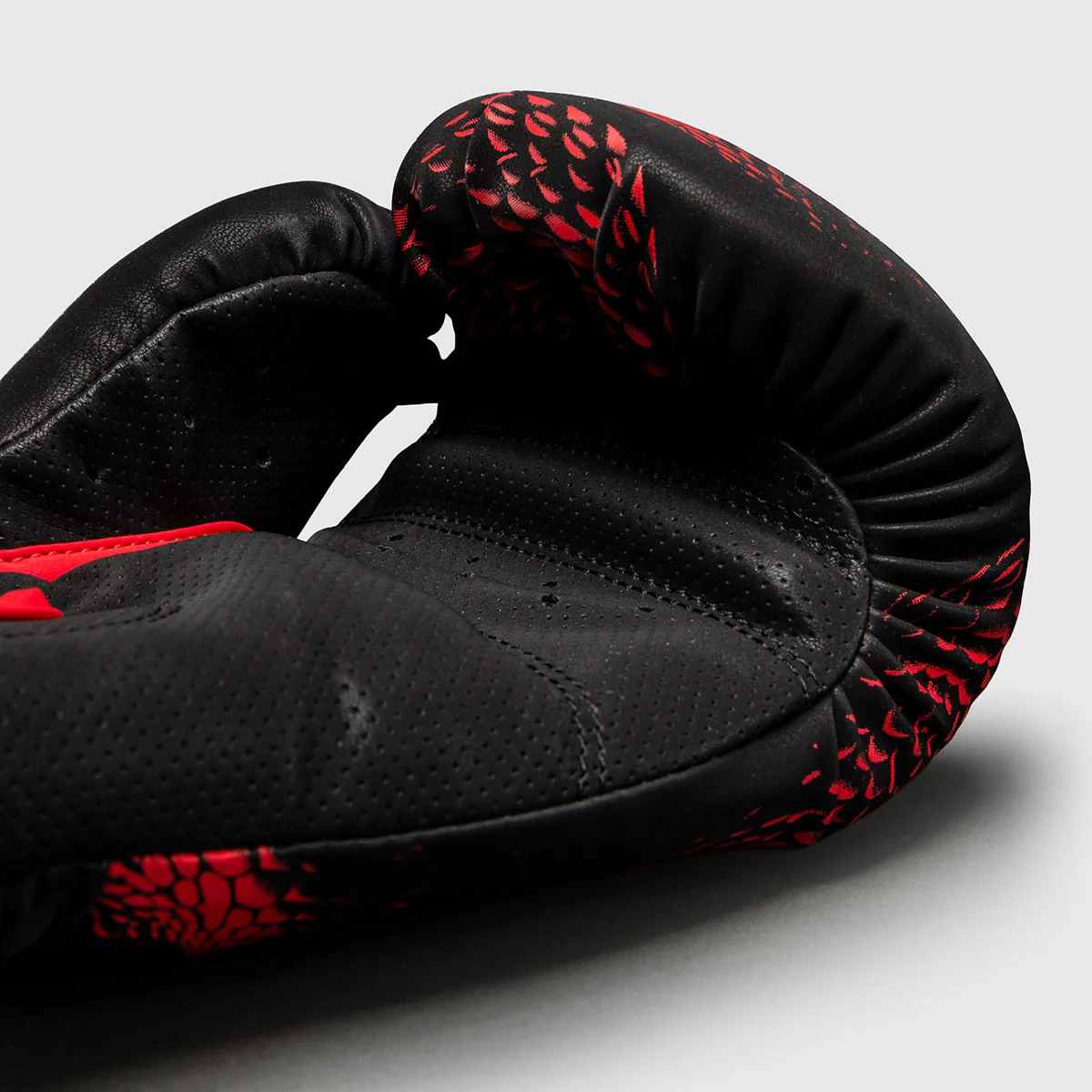 Guantes de boxeo Venum Matupa Negro-rojo  - Image 3