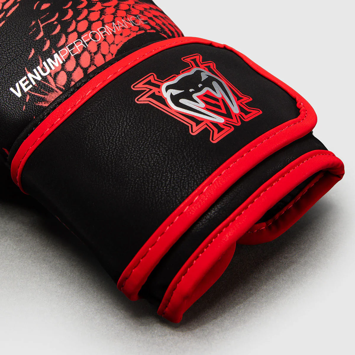 Guantes de boxeo Venum Matupa Negro-rojo  - Image 4