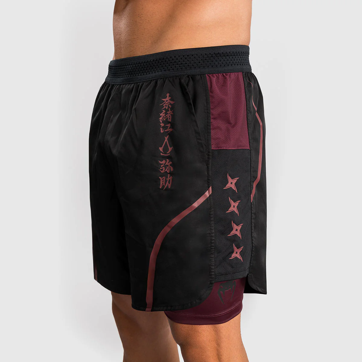 Pantalones cortos de entrenamiento Venum Assassin's Creed Shadows Rojo-negro - Image 4