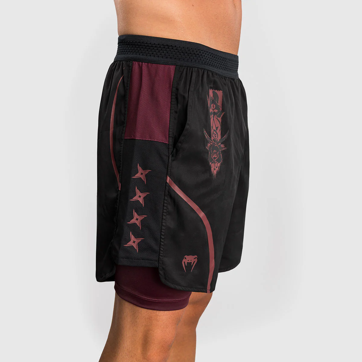 Pantalones cortos de entrenamiento Venum Assassin's Creed Shadows Rojo-negro - Image 5