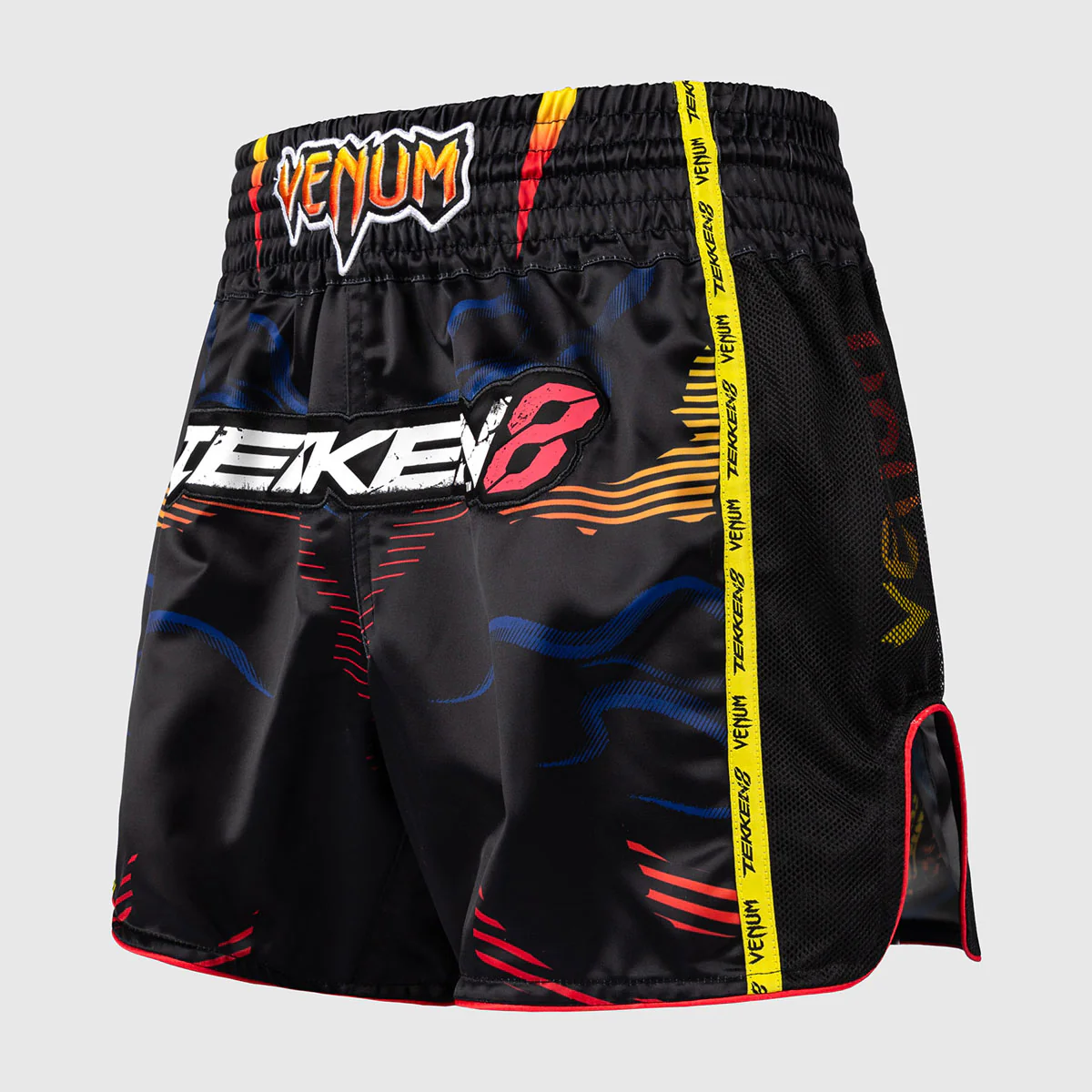 Pantalones cortos kick-tailandés Venum Tekken 8 Yoshimitsu Negro-naranja  - Image 2