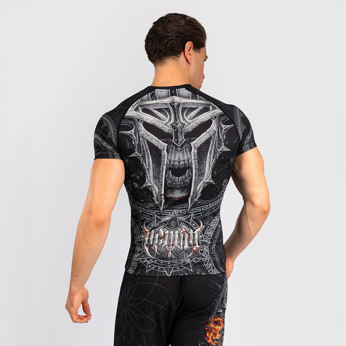 Rashguard Venum Gladiator 5.0 mangas cortas Negro-Plata  - Image 3