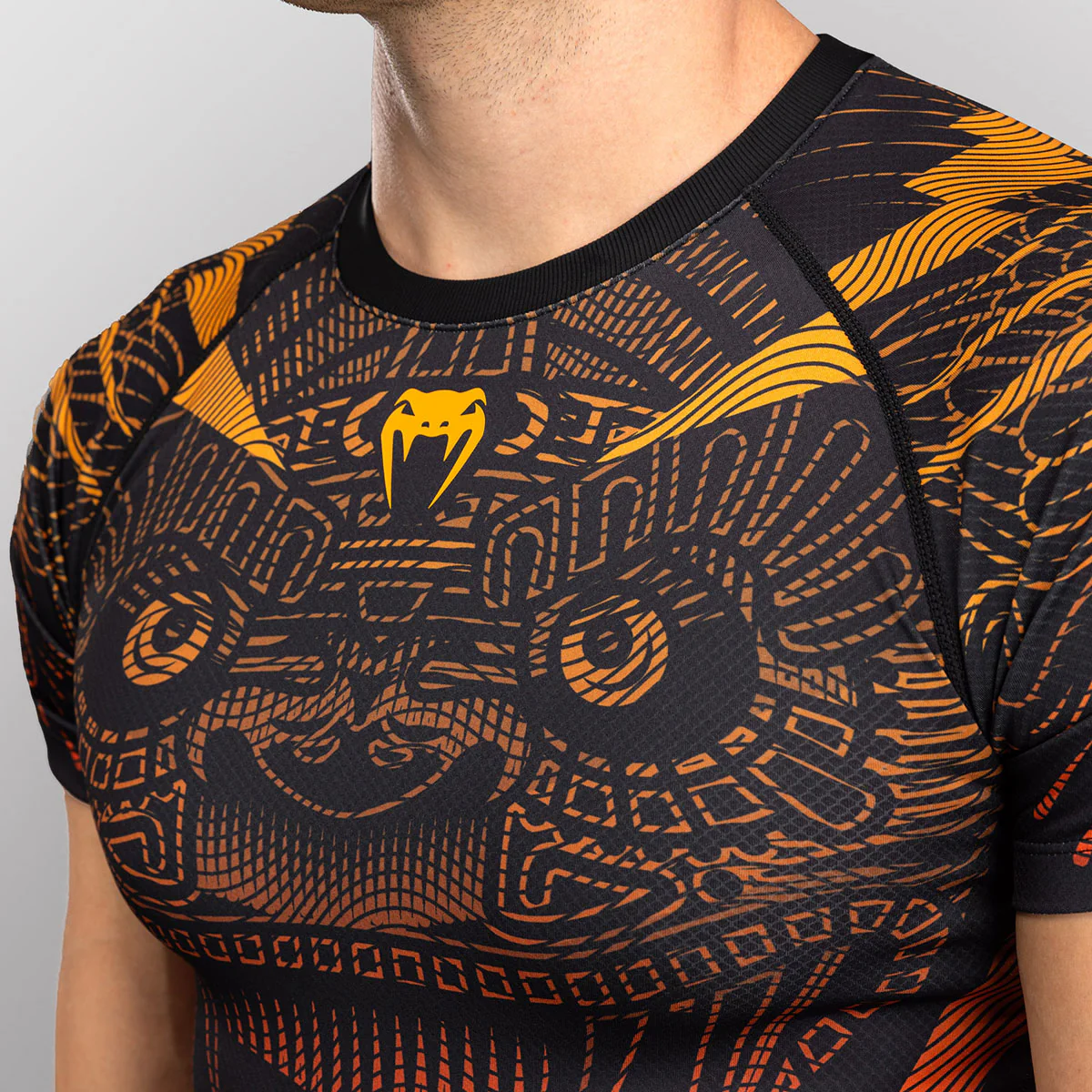 Rashguard Venum Quetzal Fury mangas cortas Negro-rojo - Image 6