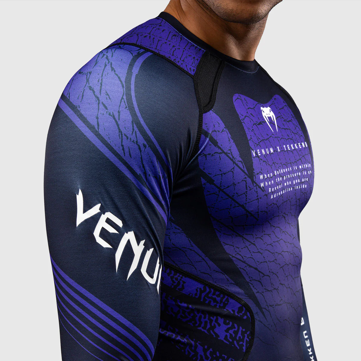 Rashguard Venum Tekken 8 Kazuya mangas largas Negro-violeta  - Image 6