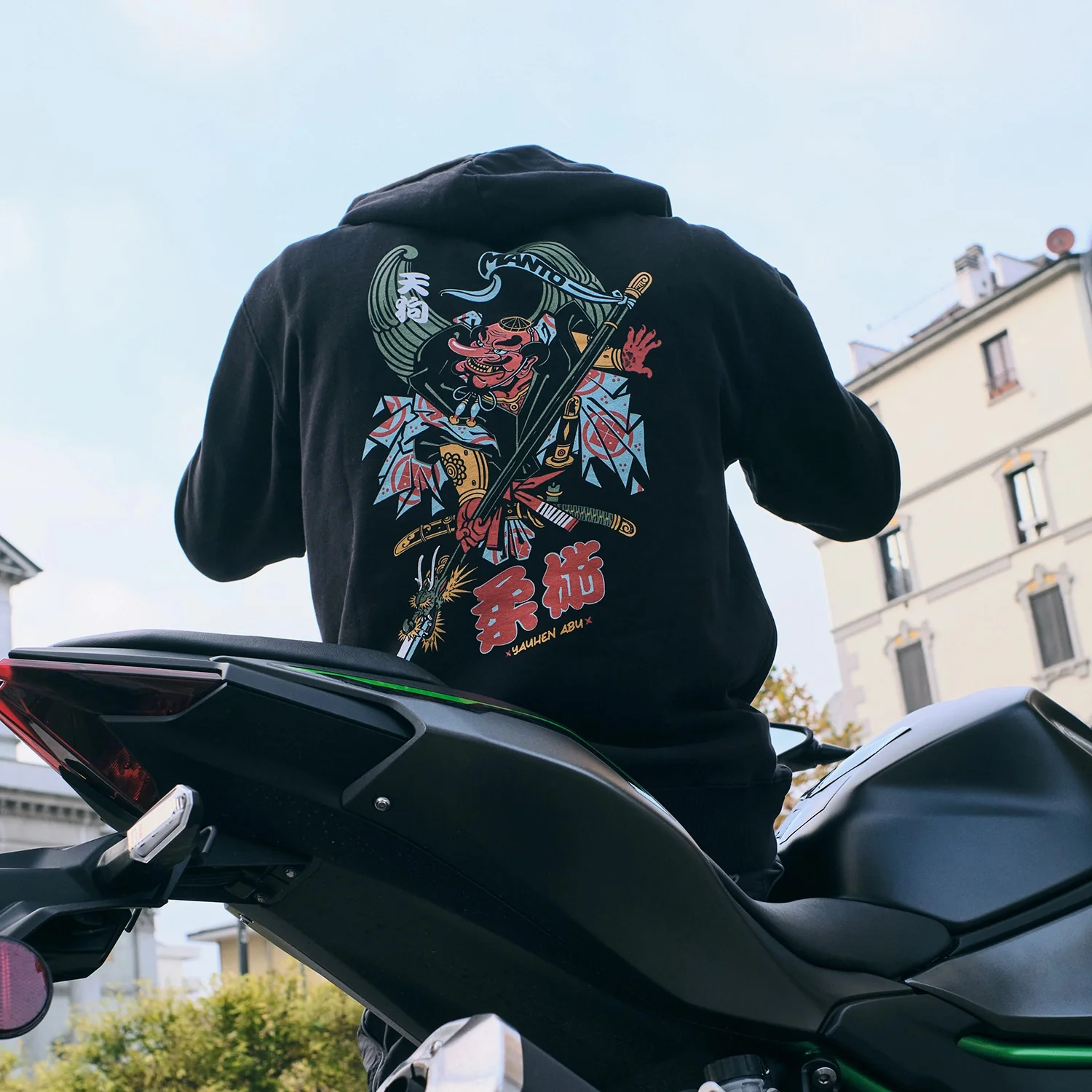 Sudadera Manto Tengu con capucha - Image 5